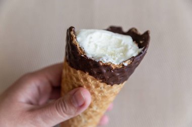 Vanilyalı dondurma ve gofret kabı. Elden ısırılmış.