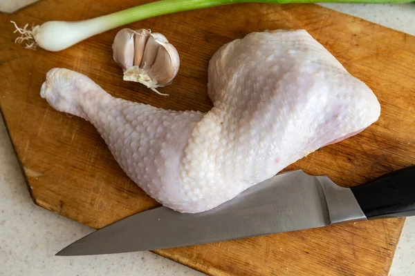 Pollo Fresco Pierna Cebolla Cuchillo Ajo Aislado Madera Tablero Fondo — Foto de Stock