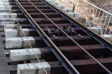 Parça füniküler yakın çekim ve yukarı işaret