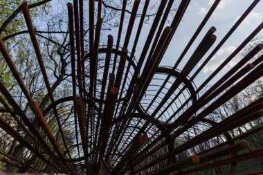 İnşaattaki beton sütunlar için metal çerçeveler