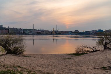 Nehir manzarası Dinyeper ve akşam Kiev sahilde gün batımı