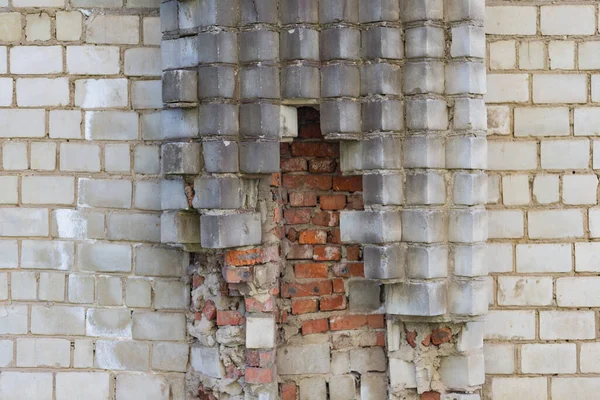 Старая Кирпичная Стена Треснувшим Кирпичом Виноградными Ветвями — стоковое фото