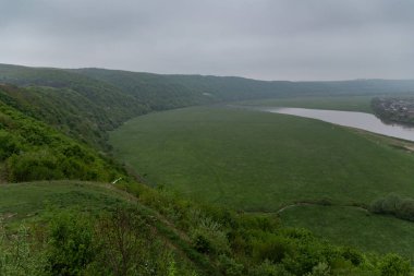 Dniester Nehri 'nin baharın başlarındaki bulutlu hava manzarası