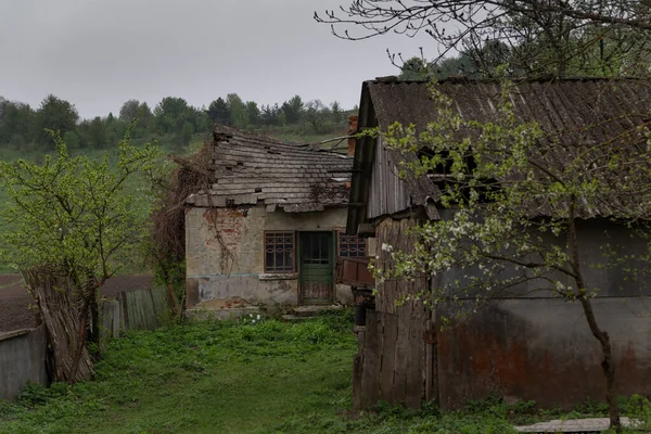 Vieja Casa Abandonada Está Desmoronando —  Fotos de Stock