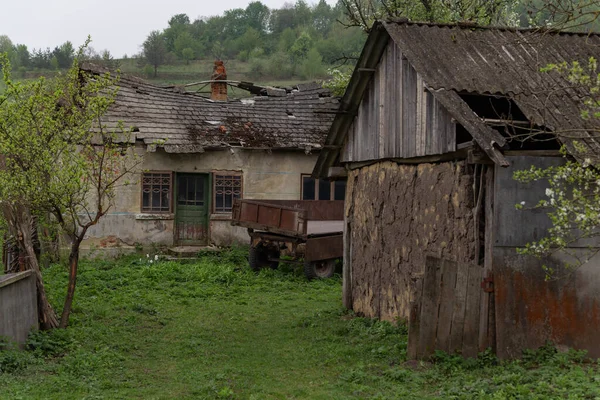 Старый Заброшенный Дом Разваливается — стоковое фото