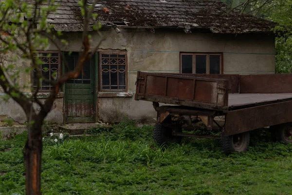 Starý Opuštěný Dům Rozpadá — Stock fotografie