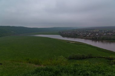 Dniester Nehri 'nin baharın başlarındaki bulutlu hava manzarası