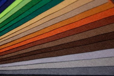 Çok renkli, genişletilmiş formda renklerle kaplanmış hissetti.