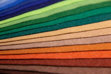 Çok renkli, genişletilmiş formda renklerle kaplanmış hissetti.