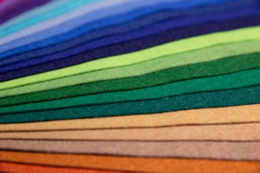 Çok renkli, genişletilmiş formda renklerle kaplanmış hissetti.