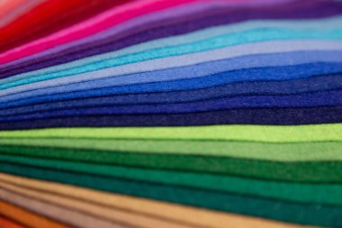 Çok renkli, genişletilmiş formda renklerle kaplanmış hissetti.