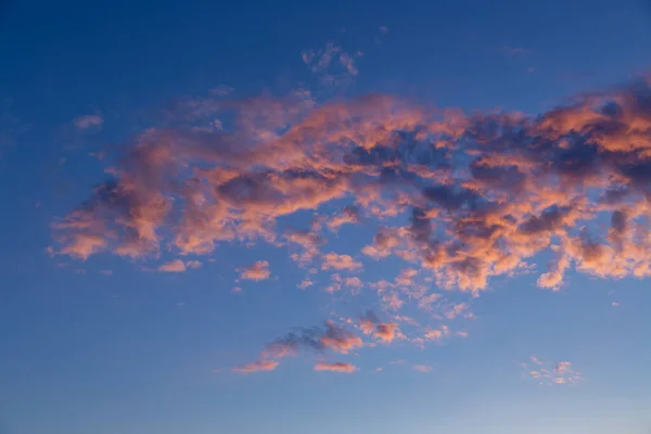 Puesta Sol Cielo Azul Con Brillantes Nubes Color Naranja Púrpura — Foto de Stock