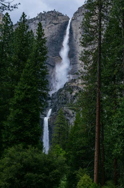 Vattenfall Yosemite National Park Soligt Väder Blå Himmel Med Moln — Stockfoto