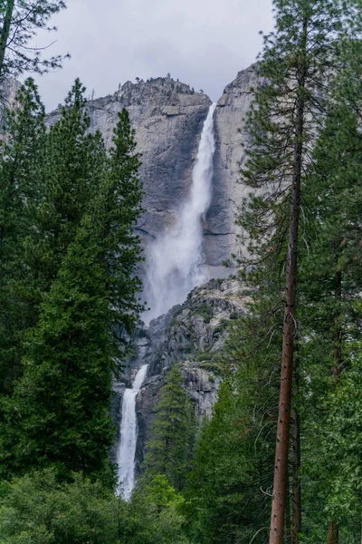 Cascada Parque Nacional Yosemite Tiempo Soleado Cielo Azul Con Nubes — Foto de Stock