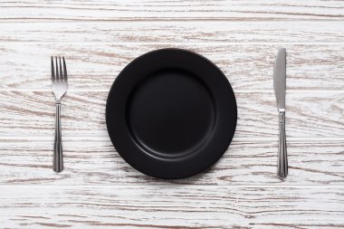boş tabak çatal bıçak gümüş beyaz ahşap masa arka plan