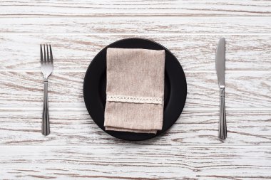 boş levha peçete çatal bıçak gümüş beyaz ahşap masa arka plan