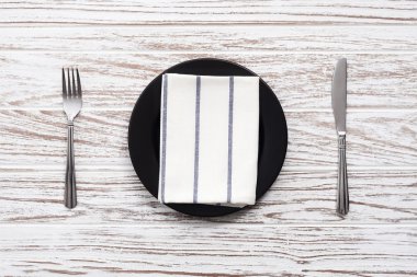 boş levha peçete çatal bıçak gümüş beyaz ahşap masa geri