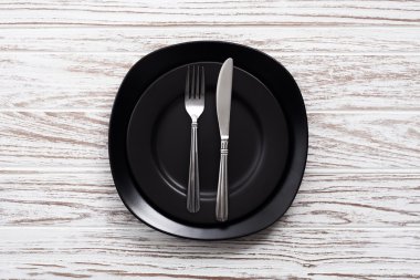 boş tabak çatal bıçak gümüş beyaz ahşap masa arka plan