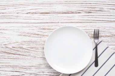 boş levha peçete çatal çatal bıçak Beyaz ahşap masa arka plan