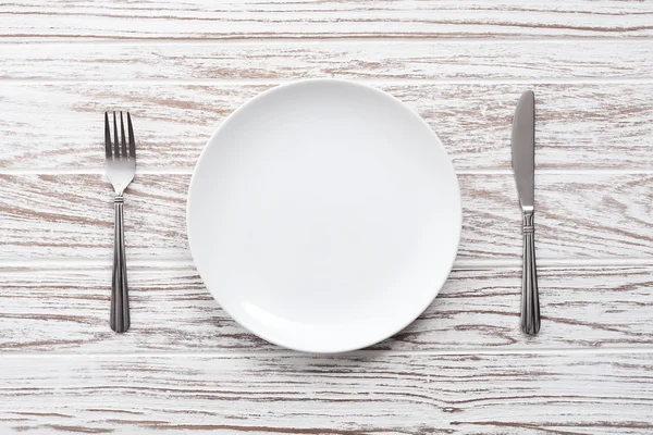 Cuchillo de tenedor plato vacío plata fondo de mesa de madera blanca —  Fotos de Stock