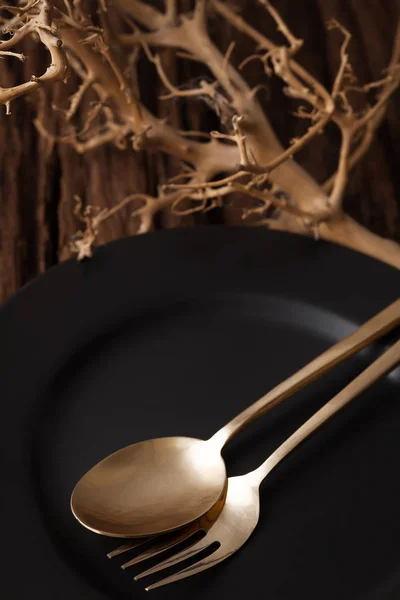 Cuchara de tenedor de plato vacío negro sobre fondo de mesa de madera — Foto de Stock