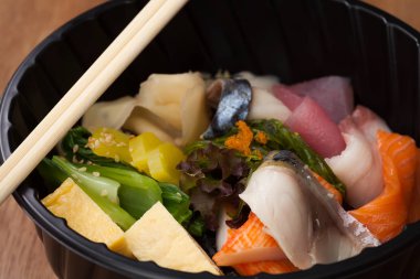 Japon yemekleri Tekka Don ahşap arka plan üzerine götürün