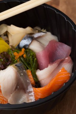 Japon yemekleri Tekka Don ahşap arka plan üzerine götürün