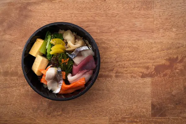 Makanan Jepang Tekka Don mengambil latar belakang kayu — Stok Foto