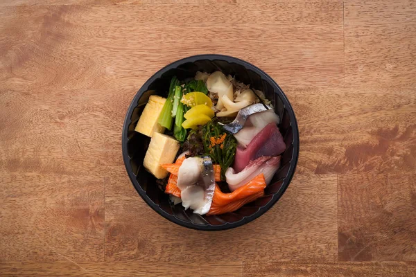 Makanan Jepang Tekka Don mengambil latar belakang kayu — Stok Foto