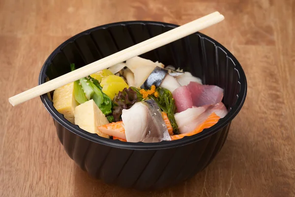Japans eten Tekka Don meenemen op houten achtergrond — Stockfoto