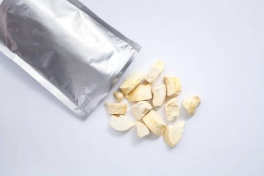 Durian zibethinus Kral meyve beyaz arka plan üzerinde kuru dondurma