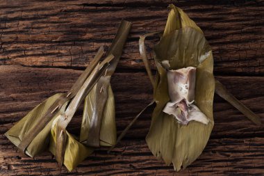 Tay tatlı muz yaprak üzerinde ahşap arka plan lezzetli