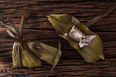 Tay tatlı muz yaprak üzerinde ahşap arka plan lezzetli