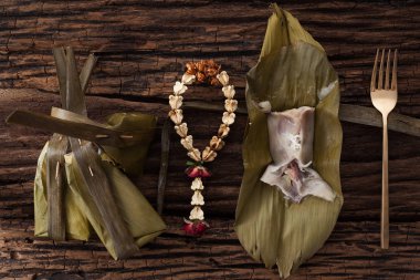 Tay tatlı muz yaprak üzerinde ahşap arka plan lezzetli