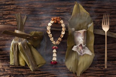 Tay tatlı muz yaprak üzerinde ahşap arka plan lezzetli