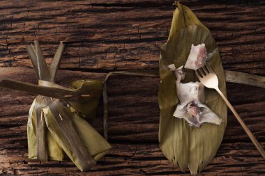 Tay tatlı muz yaprak üzerinde ahşap arka plan lezzetli