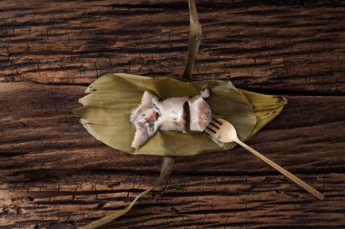 Tay tatlı muz yaprak üzerinde ahşap arka plan lezzetli