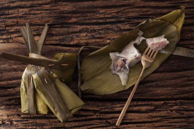 Tay tatlı muz yaprak üzerinde ahşap arka plan lezzetli