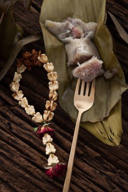 Tay tatlı muz yaprak üzerinde ahşap arka plan lezzetli