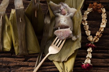 Tay tatlı muz yaprak üzerinde ahşap arka plan lezzetli