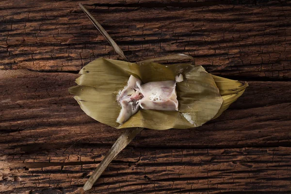 Tay tatlı muz yaprak üzerinde ahşap arka plan lezzetli