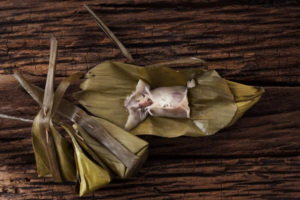 Tay tatlı muz yaprak üzerinde ahşap arka plan lezzetli