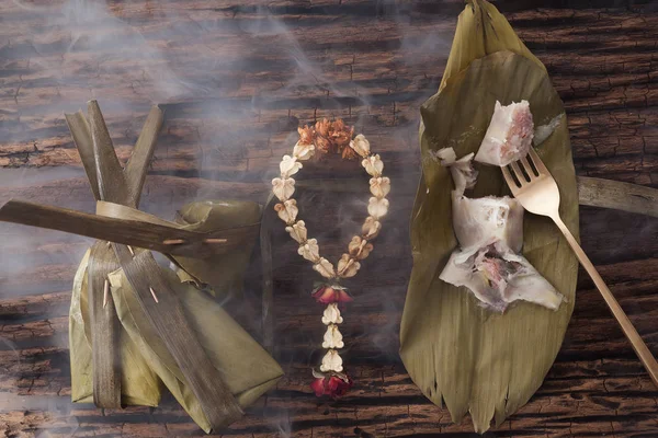 Tay tatlı muz yaprak üzerinde ahşap arka plan lezzetli