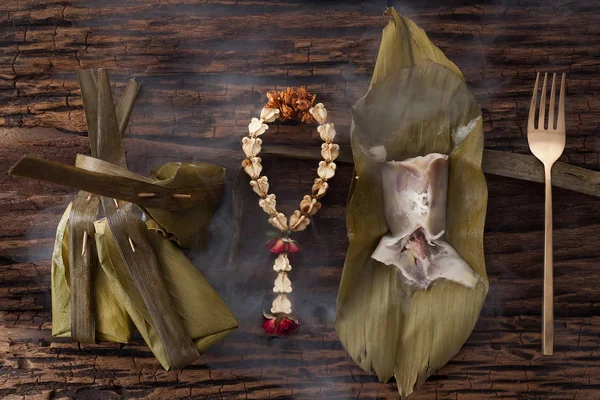 Tay tatlı muz yaprak üzerinde ahşap arka plan lezzetli