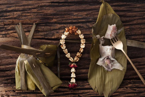 Tay tatlı muz yaprak üzerinde ahşap arka plan lezzetli