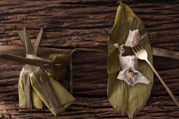 Tay tatlı muz yaprak üzerinde ahşap arka plan lezzetli