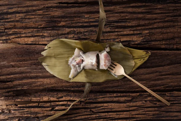 Tay tatlı muz yaprak üzerinde ahşap arka plan lezzetli
