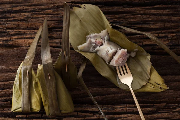 Tay tatlı muz yaprak üzerinde ahşap arka plan lezzetli