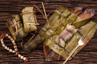 Khao Tom Mat - Tay tatlı - yapışkan pirinç, muz ve siyah fasulye muz lea sarılı