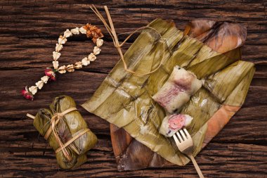 Khao Tom Mat - Tay tatlı - yapışkan pirinç, muz ve siyah fasulye muz yaprak sarılı